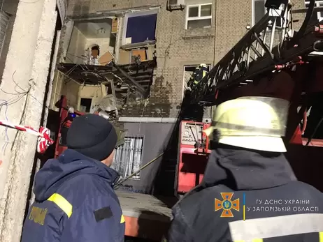 Внаслідок вибуху у квартирі у Запоріжжі загинула жінка. Ще у двох – сильні травми