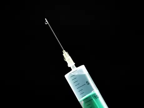 У МОЗ відповіли конспірологам: Вакцини не змінюють ДНК і не впливають на неї