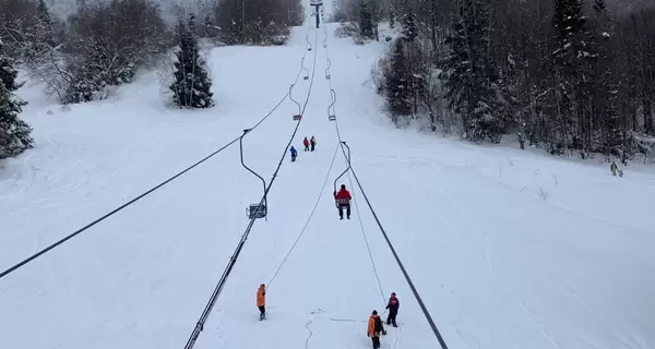 На гірськолижному курорті у Львівській області зупинився підйомник із людьми