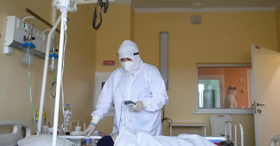 З сьогоднішнього дня в Україні почнуть усувати від роботи невакцинованих медиків та чиновників