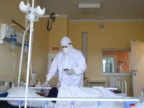 З сьогоднішнього дня в Україні почнуть усувати від роботи невакцинованих медиків та чиновників