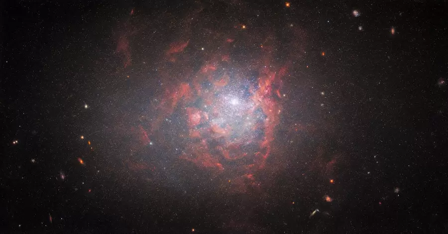 Телескоп Hubble сфотографировал странную карликовую галактику в созвездии Живописец 