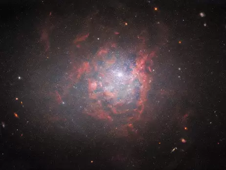 Телескоп Hubble сфотографировал странную карликовую галактику в созвездии Живописец 