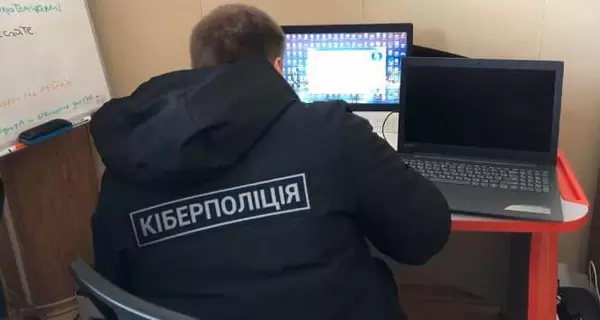 В Киеве 19-летний студент с помощью бота перепродавал данные 20 миллионов человек