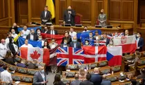 Українські депутати тримають державні прапори партнерів України