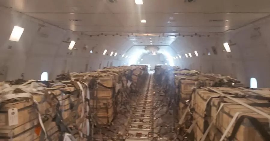 В Украину прибыл шестой самолет с военной помощью из США