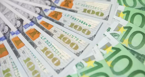 Курс валют на 2 февраля, среду: на сколько упал доллар - на столько же подрос евро