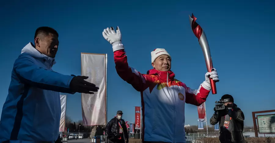 У Пекіні стартувала естафета Олімпійського вогню: повз Велику китайську стіну і з роботами
