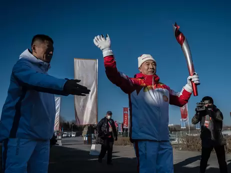 У Пекіні стартувала естафета Олімпійського вогню: повз Велику китайську стіну і з роботами