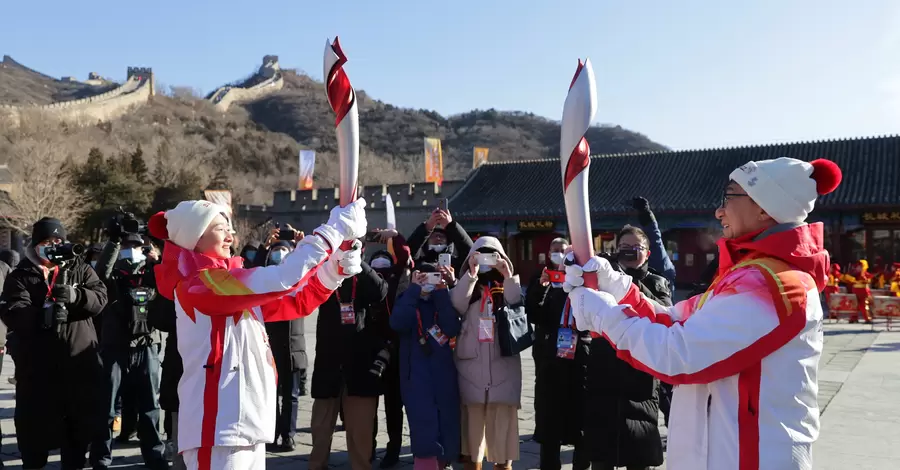 Джекі Чан взяв участь у естафеті олімпійського вогню та проніс факел Великою китайською стіною