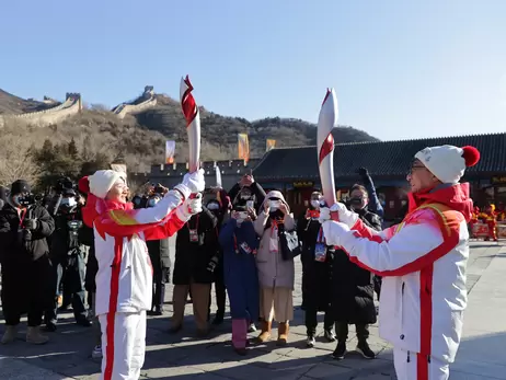 Джеки Чан принял участие в эстафете олимпийского огня и пронес факел по Великой китайской стене