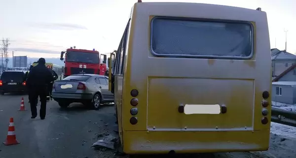 Біля Львова авто зіштовхнулося з маршруткою, водій легковика загинув на місці