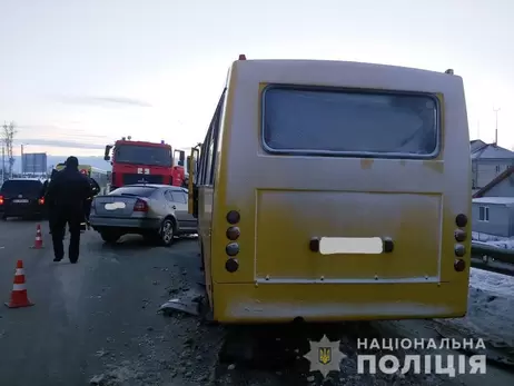 Біля Львова авто зіштовхнулося з маршруткою, водій легковика загинув на місці