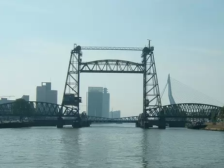 Власти Роттердама согласились частично разобрать исторический мост, чтобы пропустить яхту Джеффа Безоса