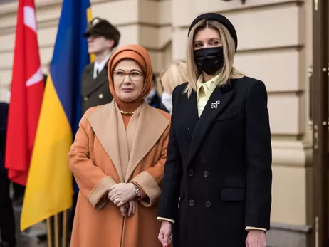 Олена Зеленська в ефектному пальті та брюках із завищеною талією зустріла дружину Ердогана і відкрила в 
