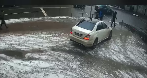 У Києві водій Mercedes зламав антипаркувальний стовпчик, щоб вибратися на проїжджу частину