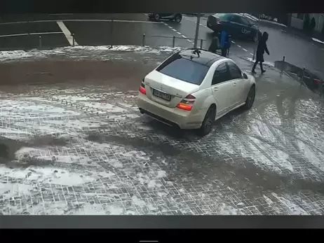 В Киеве водитель Mercedes сломал антипарковочный столбик, чтобы выбраться на проезжую часть