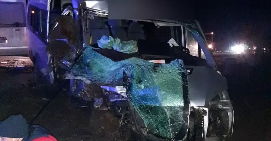 На Херсонщині внаслідок зіткнення легковика та автобуса загинув чоловік