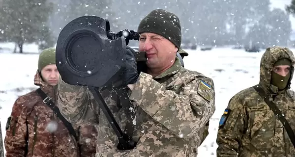 На Черниговщине проходят учения - украинские военные учатся стрелять из противотанковых комплексов NLAW