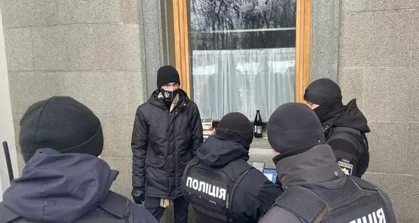 Житель Львова разбил окно Верховной Рады молотком