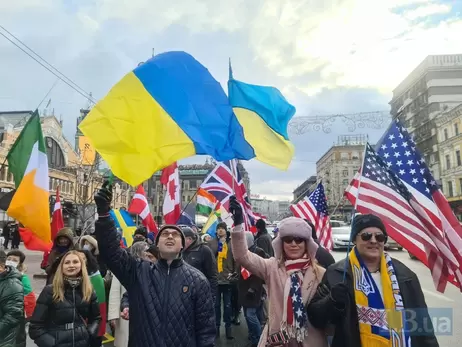 Живущие в Киеве иностранцы вышли на марш и кричали “Слава нации - смерть врагам”