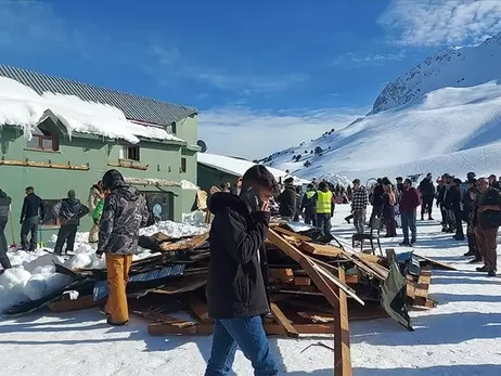 В турецкой Анталье в горнолыжном центре «Саклыкент» на людей рухнул навес 