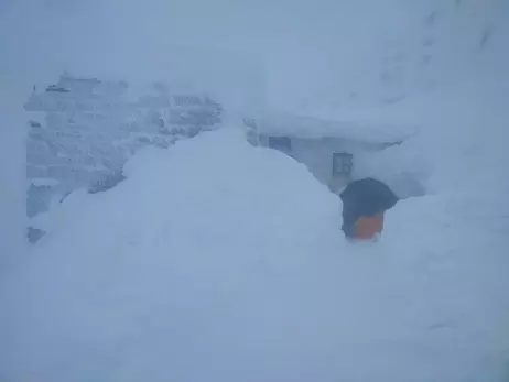 Наблюдательный пост в Карпатах замело снегом: прежде, чем прийти на помощь, еще надо откопаться