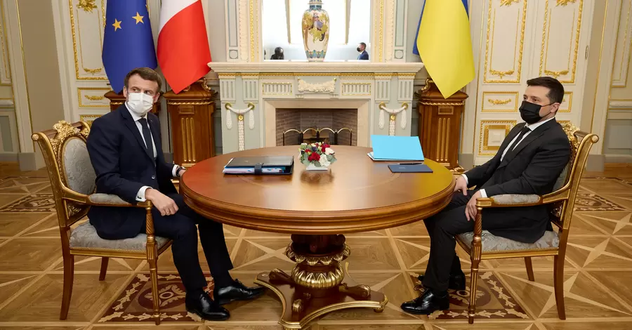 В соцсетях обсуждают, насколько разные столы для разговора с Макроном выбрали Путин и Зеленский