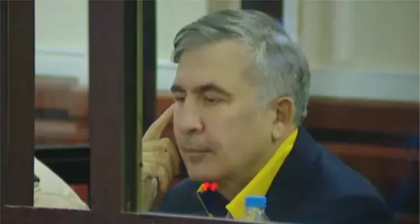 Саакашвили в суде завернулся в украинский флаг, спел 