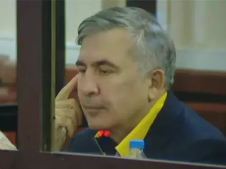 Саакашвілі у суді загорнувся в український прапор, заспівав 