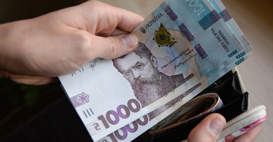"Ковідну" п'ятисотку за бустер почнуть виплачувати у березні, а тисячу за вакцинацію тепер можна розтягнути на дев'ять місяців