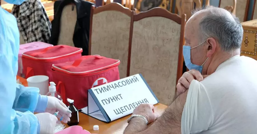 Половина взрослых украинцев получила прививку от коронавируса