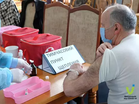 Половина взрослых украинцев получила прививку от коронавируса