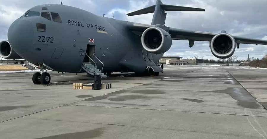 До України прибув літак із військовим вантажем від Великобританії