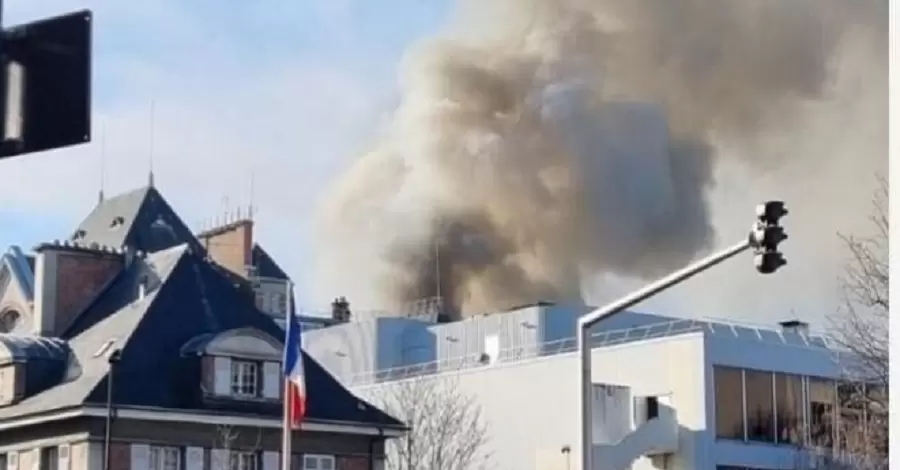 Во Франции горит завод по производству денег, пострадали десятки людей