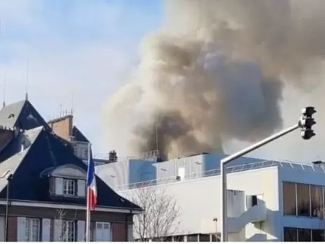 Во Франции горит завод по производству денег, пострадали десятки людей