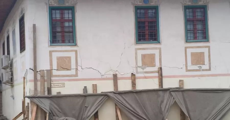 Украина обратится в ЮНЕСКО из-за трещин на Ханском дворце в Бахчисарае, пошедших во время реставрации
