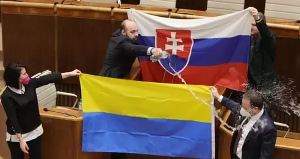 В парламенте Словакии депутат облил водой флаг Украины - в посольстве потребовали извинений