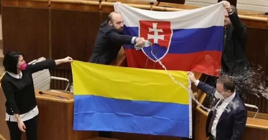 У парламенті Словаччини депутат облив водою прапор України - у посольстві зажадали вибачень