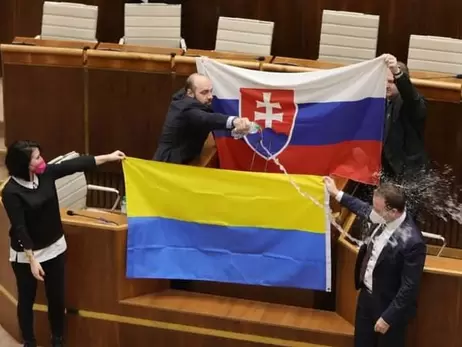 У парламенті Словаччини депутат облив водою прапор України - у посольстві зажадали вибачень