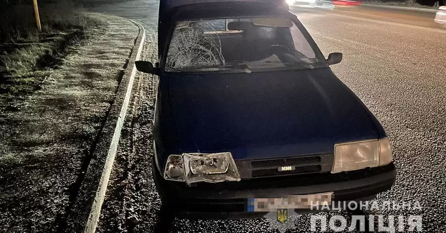 В Запорожье автомобиль сбил двух девушек на перекрестке, пострадавшие в тяжелом состоянии
