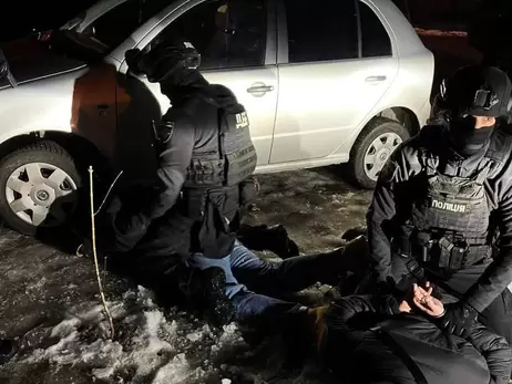 Поліцейські з Дніпра приїхали до Києва та вимагали у підозрюваного 12 тисяч доларів після обшуку