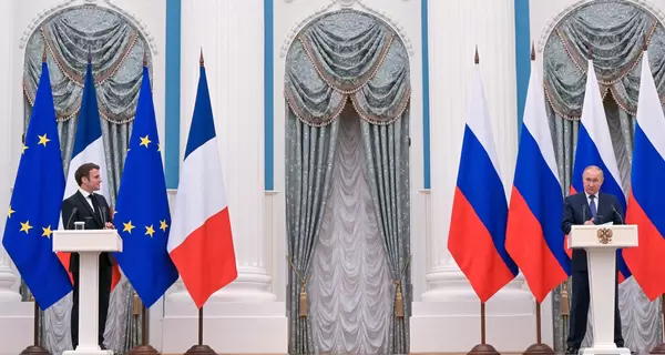 В Кремле на примере Макрона и шестиметрового стола объяснили, когда к собеседникам Путина 