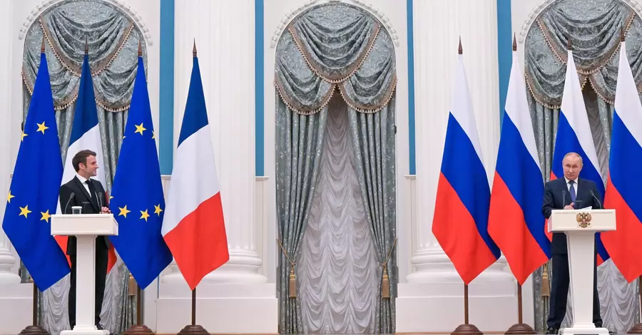 В Кремле на примере Макрона и шестиметрового стола объяснили, когда к собеседникам Путина 