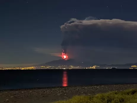 На Сицилии снова извергается вулкан Этна: столб пепла поднялся на высоту 10 тысяч метров 