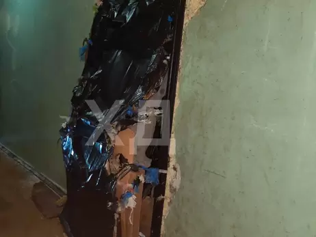 В Днепре женщина так «набила» мусором свою квартиру, что он вытеснил двери 