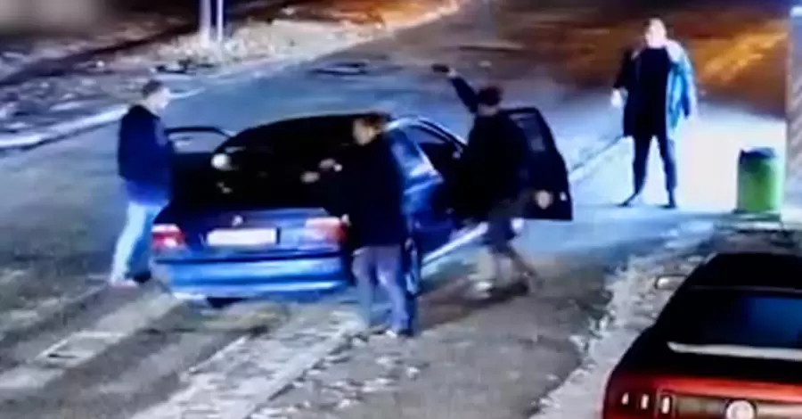 Під Києвом озброєні батько та син напали на водія легкового авто