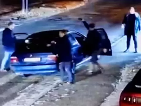 Під Києвом озброєні батько та син напали на водія легкового авто