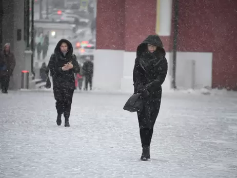 Штормове попередження: погода на вихідних в Україні різко зіпсується через вітер, сніг та ожеледь