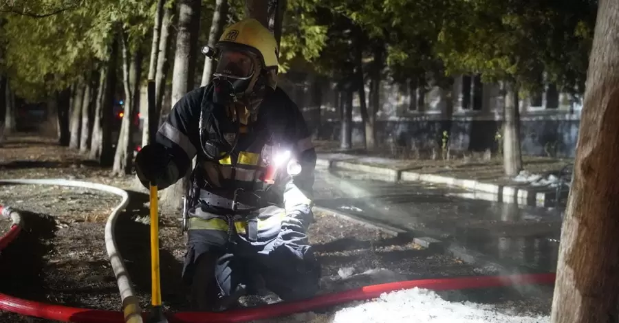 У Києві всю ніч рятувальники ліквідували пожежу в гімназії східних мов